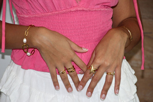 Gold intertwined band ring in stainless steel, PVD gold plated, waterproof and tarnish-free, modern statement jewelry for stacking or solo wear