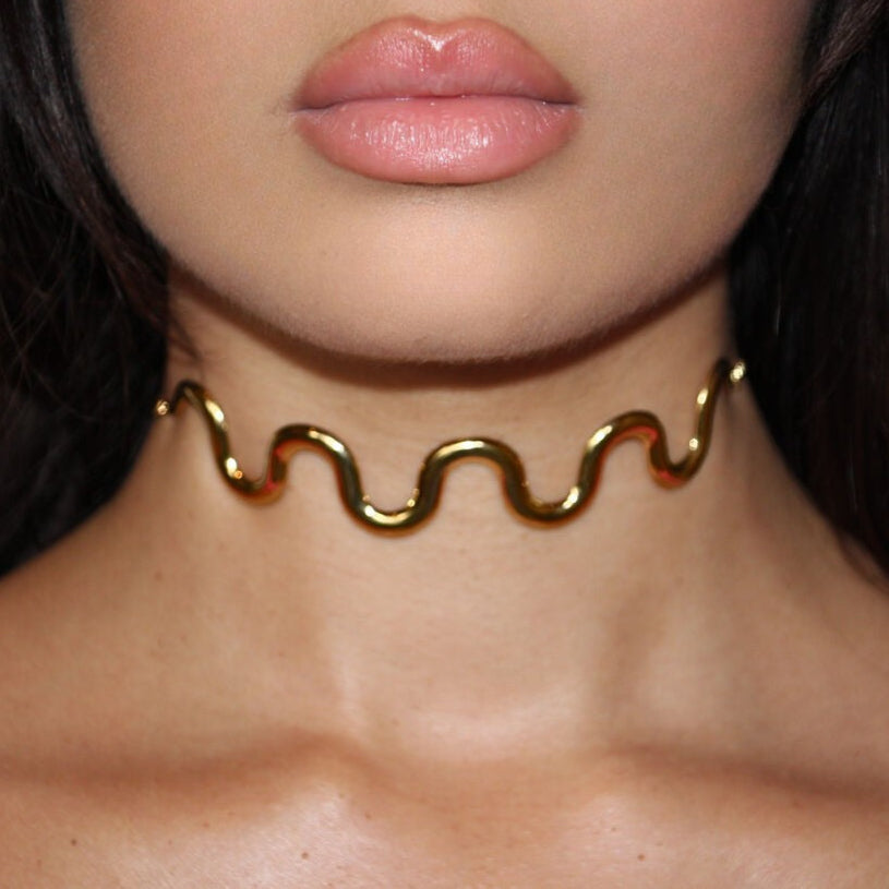 PVD gold-plated Sinna choker necklace with sculptural curves and fluid silhouette
